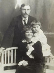 Stanisław Hepke administrator majątków Banku Rolnego z żoną Heleną z domu Szumską siostrą Marii Dąbrowskiej i córeczką Danutą Hepke, Z archiwum rodzinnego Andrzeja Laudowicza