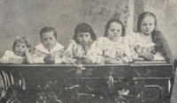 Rodzeństwo Marii Dąbrowskiej: od lewej: Bogumił Szumski, Stanisław Szumski, Jadwiga Szumska, Helena Szumska (później Hepke) i Maria Dąbrowska – fot. Wincenty Boretti, Kalisz 1899