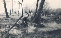 Zdjęcie przedstawiające ręczne pranie nad rzeką