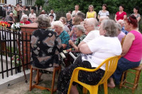 Rok 2010. Poświęcenie odnowionej Kapliczki w Turzy Wielkiej. Kapliczkę święcił ówczesny wikariusz- ks. Leszek Smoliński