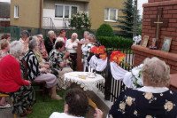 Rok 2010. Poświęcenie odnowionej Kapliczki w Turzy Wielkiej. Kapliczkę święcił ówczesny wikariusz- ks. Leszek Smoliński
