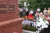 Rok 2010. Poświęcenie odnowionej Kapliczki w Turzy Wielkiej. Kapliczkę święcił ówczesny wikariusz- ks. Leszek Smoliński
