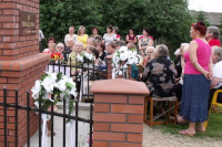 Rok 2010. Poświęcenie odnowionej Kapliczki w Turzy Wielkiej. Kapliczkę święcił ówczesny wikariusz- ks. Leszek Smoliński