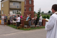 Rok 2010. Poświęcenie odnowionej Kapliczki w Turzy Wielkiej. Kapliczkę święcił ówczesny wikariusz- ks. Leszek Smoliński