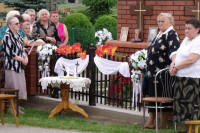 Rok 2010. Poświęcenie odnowionej Kapliczki w Turzy Wielkiej. Kapliczkę święcił ówczesny wikariusz- ks. Leszek Smoliński
