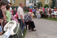 Rok 2010. Poświęcenie odnowionej Kapliczki w Turzy Wielkiej. Kapliczkę święcił ówczesny wikariusz- ks. Leszek Smoliński