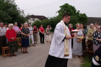 Rok 2010. Poświęcenie odnowionej Kapliczki w Turzy Wielkiej. Kapliczkę święcił ówczesny wikariusz- ks. Leszek Smoliński