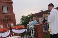 Rok 2010. Poświęcenie odnowionej Kapliczki w Turzy Wielkiej. Kapliczkę święcił ówczesny wikariusz- ks. Leszek Smoliński