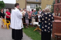 Rok 2010. Poświęcenie odnowionej Kapliczki w Turzy Wielkiej. Kapliczkę święcił ówczesny wikariusz- ks. Leszek Smoliński
