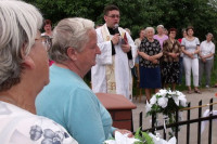 Rok 2010. Poświęcenie odnowionej Kapliczki w Turzy Wielkiej. Kapliczkę święcił ówczesny wikariusz- ks. Leszek Smoliński