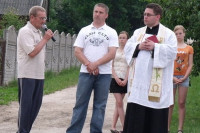 Rok 2010. Poświęcenie odnowionej Kapliczki w Turzy Wielkiej. Kapliczkę święcił ówczesny wikariusz- ks. Leszek Smoliński