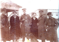 1917 rok - pamiątkowe zdjęcie przed spichlerzem