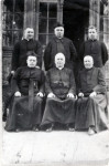 Fotografia z 1935 r., zrobiona w czasie misji parafialnych w Lipowcu przeprowadzonych przez ks. Redemptorystów. Fotografia zachowana przez panią Karcz. Na fotografii siedzą: w środku ks. Władysław Babich, proboszcz w Lipowcu, po jego prawej stronie ks. Teodor Babich (brat Władysława), proboszcz w Sarnowie, po lewej ks. Urban (nieznany z imienia Redemptorysta). Stoją od lewej: ks. Stanisław Urbański, wikariusz w Lipowcu, zamordowany w obozie koncentracyjnym Mauthausen–Gusen; w środku - nieznany z imienia i nazwiska kapłan, i ks. Józef Kolwicz, ur. 1906 r., ówcześnie wikariusz w Sarnowie, zmarł w Różanie, jako sędziwy kapł