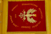 Sztandar Stowarzyszenia Młodzieży Polskiej Żeńskiej „Sprawie Służ” w Lipowcu Kościelnym z 1934 roku. Stowarzyszenie to było drugą z części Akcji Katolickiej. Istniały jeszcze Katolickie Stowarzyszenie Mężczyzn oraz Stowarzyszenie Młodzieży Polskiej Męskiej. Wszystkie 4 działały w Lipowcu Kościelnym.