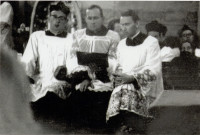 Pierwsze misje w parafii po II Wojnie Światowej. Na zdjęciu księża misjonarze – duchowni z diecezji płockiej. Rok 1948 lub 1949