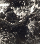 Wizytacja Bpa Tadeusza Pawła Zakrzewskiego w Lipowcu. Przejazd ozdobioną Bryczką. Około roku 50