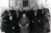 Przed gankiem plebani, spotkanie księży z bpem Tadeuszem Pawłem Zakrzewskim, podczas wizytacji