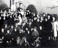 Pielgrzymka Kółek Różańcowych do Częstochowy, ok. roku 1956. W środku p. Stanisława Cichocka trzyma dokument - Akt oddania parafii pod opiekę Maryi