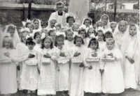 Wikariusz Ks. Izydor Antosiak w I niedzielę miesiąca z dziewczynkami sypiącymi kwiatkami. ok. roku 1956
