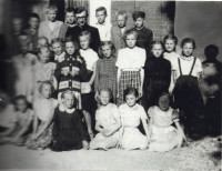 ok. rok 1958 - ks. Izydor Antosiak, prawdopodobnie spotkanie scholi