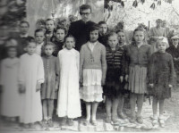 ok. rok 1957 - ks. Izydor Antosiak, prawdopodobnie spotkanie scholi