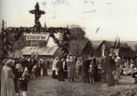 Brama na powitanie Biskupa Piotra Dudźca, rok 1958 r. W tle widać sygnaturę kościoła i zabudowania Lipowca