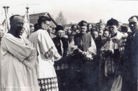 Powitanie bp Piotra Dudźca, ok. r. 1958. Widać ówczesnego proboszcza Adama Niebrzydowskiego i wikariusza Izydora Antosiaka