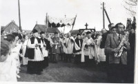 Biskup Piotr Dudziec - sufragan Płocki - zmierzający do kościoła - rok 1959. Wizyta na zakończenie remontów w świątyni. Podczas Mszy św. Biskup poświęci wykonane prace. Widać księży. W Kapie ówczesny proboszcz parafii - ks. Adam Niebrzydowski