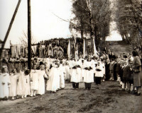 Procesja idąca koło cmentarza, z lewej strony dach organistówki. Rok i wydarzenie nie znane, prawdopodobnie lata 60 i Boże Ciało