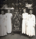 Procesyjny Obraz św. Franciszka i noszące go kobiety (od lewej): Honorata Bruzda (z domu Kozłowska), Jadwiga Gawęda (z domu Kozłowska), Stanisława Cichocka, Łucja Banaś (z domu Cichocka), lata prawdopodobnie 60-te