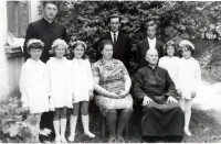 Przed plebania. Proboszcz ks. Adam Niebrzydowski, wikary ks. Antoni Mamiński i rodzina z Lipowca.  Koniec lat 60-tych