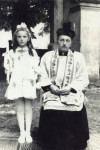 Na tle dzwonnicy i krzyża ks. Antoni Mamiński i Krystyna Grądzka, rok 1967