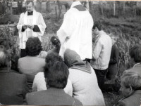 Poświęcenie pól w Zawadach rok 1984, księża: Stanisław Opolski i Jan Jóźwiak