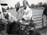 Poświęcenie pól w Zawadach rok 1984, księża: Stanisław Opolski i Jan Jóźwiak