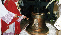 Dzwon im. Jana Pawła II, poświęcony 13 maja 2006 roku przez bpa Romana Marcinkowskiego. Zastąpił stary dzwon, który został przekazany do nowej parafii w Skępem pw. Miłosierdzia Bożego