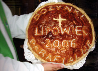 Dożynki gminno - parafialne 3 września 2006 roku, organizowane prze Lipowiec K. Na zdjęciu chleb dożynkowy