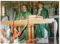Rok 1992 (sierpień). Msza św. Celebrują ks. Jan Piotrowski – proboszcz parafii i Ks. Krzysztof Rychcik SDB (nasz parafianin ze zgromadzenia Księży Salezjanów)