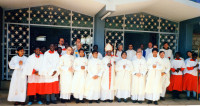 Zdjęcie po święceniach diakonatu ks. Krzysztofa Rychcika - 16.03.1991 Nairobi. W środku kardynał Maurice Otuncja, Arcybiskup Nairobi