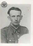 Henryk Barwiński ps. „August”. Zgodnie z adnotacją na odwrocie: „współpr. bandy »Puszczyka« zbiegł przed aresztow. w październiku 1952 r.”. Poległ w trakcie obławy przeprowadzonej przez wojska KBW i funkcjonariuszy UB i MO w m. Niedziałki w pow. mławskim 5 lipca 1953 r. (fot. z zasobu IPN)